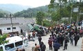 农用车侧翻 所载石块压死13人