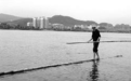 “水上漂”重现江湖 男子踩一根毛竹渡江(图)