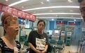 老人被骗坚持打款 银行工作人员劝阻还被埋怨