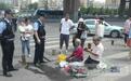 要钱不要命?四人躺在车流中行乞,被民警劝离!