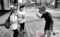 躲在阳台上抽烟,也会影响孩子健康