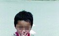 3岁男孩被父亲指挥乞讨 嘴里叼着烟(图)