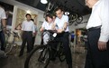 李克强体验“飞鸽”:我愿为中国自行车做广告