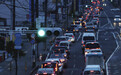 日本气象厅修正地震等级为7.4级 当地民众大规模逃命