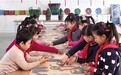 纸塑浮雕,塑出学生潜能与民族文化