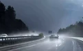 暴雨天停应急车道被扣6分,车主质问:路都看不清怎么开?