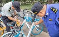 共享单车车身贴满小广告 汉阳城管联合单车企业一起清理