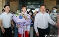 王曼昱载誉归乡 冰城闪耀冠军之光