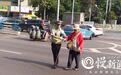 八旬老人独自横穿马路,重庆民警拦车护送他