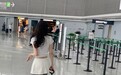 萧蔷现身上海机场 完美穿搭彰显女神气质
