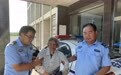 多次走失的老人中暑晕倒路边,民警急忙将其送医