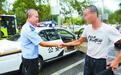 男子骑摩托遇山洪弃车逃生 好民警伸援手驾车送回