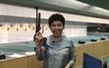 体坛2大传奇同框!中国首位奥运冠军教邓亚萍射击 现最萌身高差