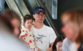 朱亚文一家现身机场,全程抱娃不离手,妻子沈佳妮素颜推行李