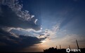 哈尔滨上空现“鳄鱼吞日”云彩大戏