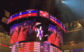 卡戴珊和侃爷登上Kiss cam!侃爷全程高冷,果然卡戴珊更主动