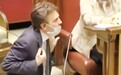 意大利议员戴口罩被嘲怒摔话筒:疯了!真的疯了