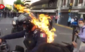 墨西哥男子被警察打死引众怒 示威者把警察给点燃了