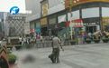 郑州二七广场一男子持斧砍人 已被武警制服