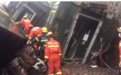 客运火车在湖南境内侧翻 消防员在卫生间发现一被困人员