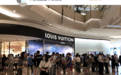 “晚买一天 涨价三千”奢侈品店排队抢购 上海一家LV月销售或达1.5亿