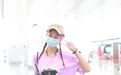 “浪姐”海陆玩下衣失踪秀“女团腿” 梳麻花辫比v又美又自信