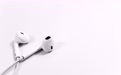 苹果现在要用 AirPods 彻底占据你的耳朵了