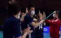 中国女排遭对手碾压!郎平无奈久坐不起 队员不敢和她击掌