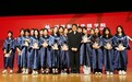 67岁成龙现身武汉高校演讲,身姿挺拔老当益壮