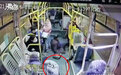 上海浦东一公交急刹车 38岁女乘客被甩出2米远不治身亡
