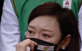 漂亮阿姨又来了!胡明轩妈妈梨花带雨太动人,成CBA最热大美人