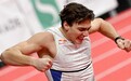 6米19!22岁撑杆跳天才创造历史,2年4破世界纪录,激动亲吻女友