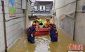 福建龙岩遭强降雨袭击 消防救援人员转移被困民众
