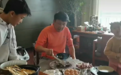 王楠有福气!亿万富翁老公亲自下厨,一家人在豪宅烤肉儿女流口水