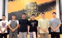郭艾伦隔离后现身!穿休闲装心情大好,合影站C位,球迷呼吁留下