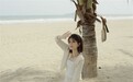 乔欣夏日椰风写真 漫步海边笑容明媚
