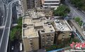 魔幻重庆现空中停车场 居民楼10楼楼顶停汽车