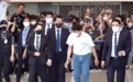 载誉归来!孙兴慜抵韩国获大量球迷接机,展示英超金靴+频频鞠躬