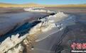 航拍长江源头班德湖封湖 如同冰上长城