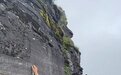 游客在贵州梵净山景区岩壁上刻字,当地警方和文保部门介入调查