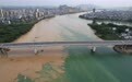 广西柳州:融江现“泾渭分明”景观 一清一浊蔚为壮观