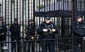 汽车冲撞唐宁街栅栏门 英国警方逮捕一人