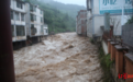 云南彝良遭暴雨袭击引发山洪：一乡镇学校被淹，消防疏散转移学生356名