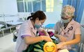 女子去医院路上突然分娩 孩子父亲路边借剪刀剪断脐带