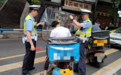 夏日炎炎给摩托车装遮阳伞?当心变“夺命伞”