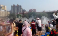 泼水节女生被撕雨衣背后:美好祝福渐渐变味成打水仗,景区曾间歇断水维持秩序