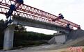 广西柳梧铁路2标首榀预制T梁架设完成
