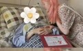 因染粉色头发遭网暴的女生去世 师友发声
