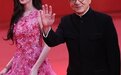 成龙、古力娜扎亮相北影节开幕式红毯