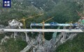 渝湘复线高速董河大桥主桥顺利合龙